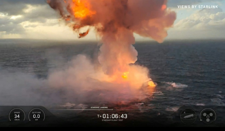 Capture d'écran du live vidéo de SpaceX montrant la chute dans l'océan Indien de la fusée Starship, le 22 mai 2026 ( SPACEX / - )