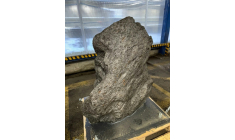 Cette photo, diffusée le 5 février 2026 par les douanes russes, montre un fragment de météorite de 2,5 tonnes qui était sur le point d'être exporté clandestinement vers le Royaume-Uni  ( Federal Customs Service of Russia / Handout )