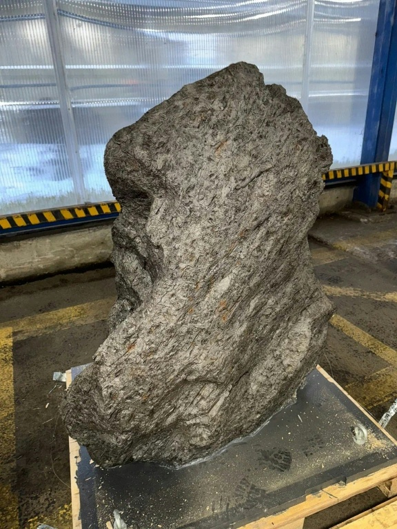Cette photo, diffusée le 5 février 2026 par les douanes russes, montre un fragment de météorite de 2,5 tonnes qui était sur le point d'être exporté clandestinement vers le Royaume-Uni  ( Federal Customs Service of Russia / Handout )