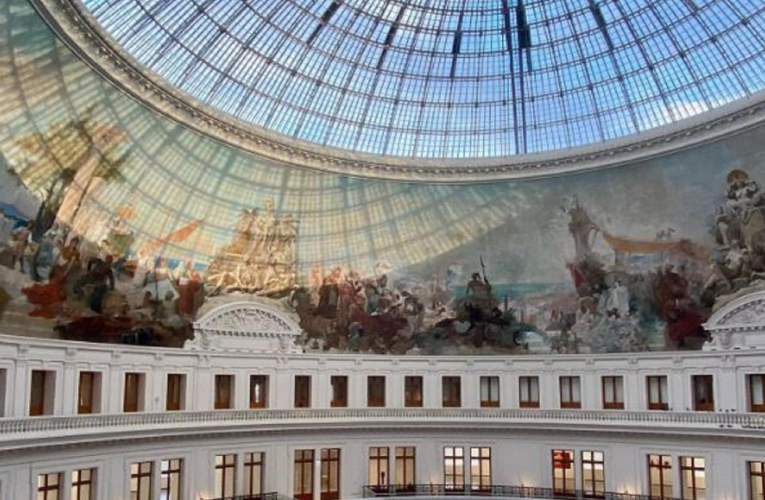 Suspendu dans le ciel de Paris, ce restaurant a une âme à découvrir de toute urgence crédit photo : Capture d’écran Instagram @halle_aux_grains_bras_paris