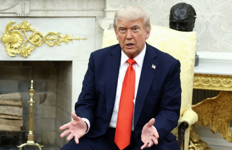 Le président américain Donald Trump s'exprime lors d'une réunion avec le chancelier allemand Friedrich Merz (non visible) à la Maison Blanche à Washington