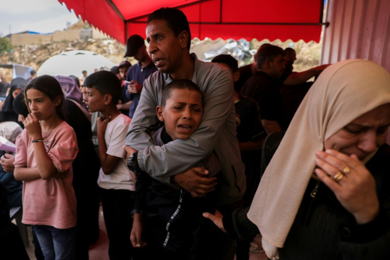 Des Palestiniens pleurent des proches tués dans des frappes israéliennes, à l'hôpital indonésien de Beit Lahia, dans le nord de la bande de Gaza, le 15 mai 2025 ( AFP / BASHAR TALEB )