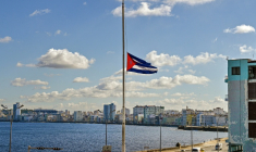 Le drapeau cubain en berne le 5 janvier 2026 à La Havane, à Cuba, où deux jours de deuil national ont été décrétés par les autorités ( AFP / Adalberto ROQUE )