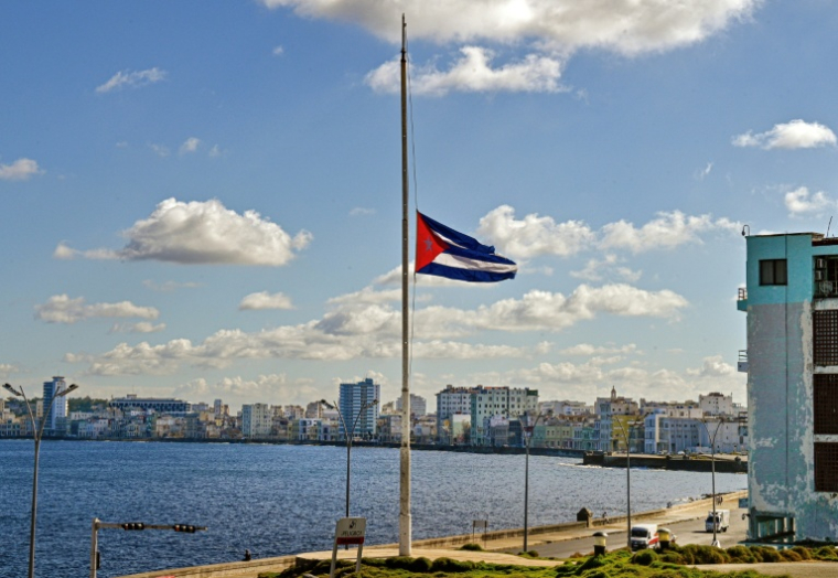 Le drapeau cubain en berne le 5 janvier 2026 à La Havane, à Cuba, où deux jours de deuil national ont été décrétés par les autorités ( AFP / Adalberto ROQUE )