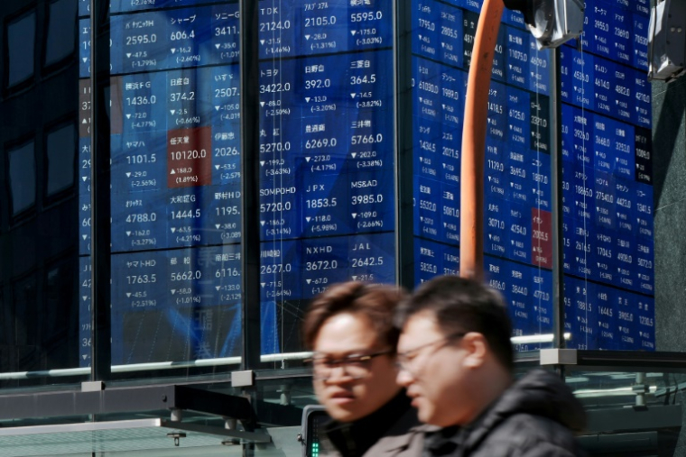 Un tableau d'affichage électronique indique les cours de l'indice Nikkei à la Bourse de Tokyo, le 12 mars 2026 ( AFP / Kazuhiro NOGI )