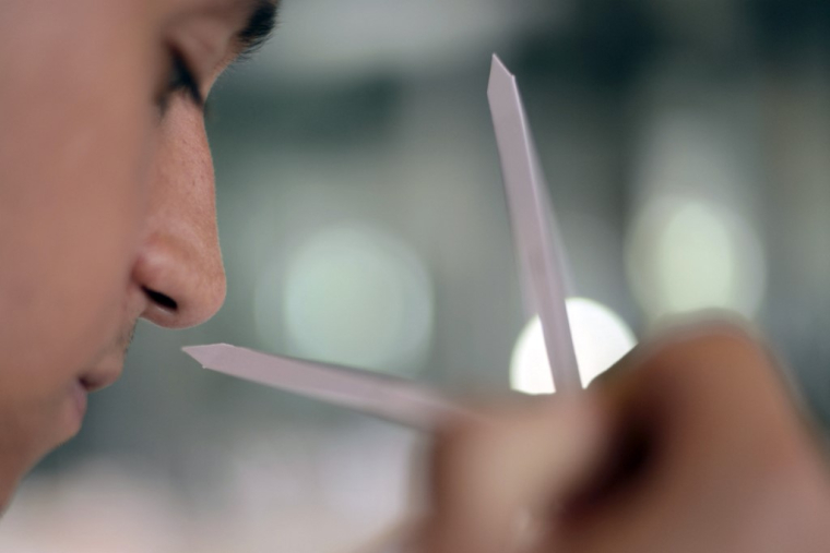 Un parfumeur à l'école Givaudan, à Argentueil. ( AFP / ERIC FEFERBERG )