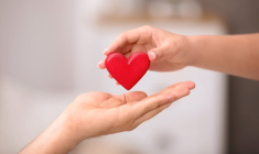 Il n'est pas trop tard pour économiser en impôt tout en faisant preuve de générosité. (Crédits: 123RF)