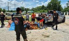 Cette photo diffusée le 2 juillet 2026 par la Fondation de secours Ruamjai Mukdahan montre des personnes rassemblant les effets personnels de moines bouddhistes après qu'un camion conduit par un garçon de 11 ans a percuté leur procession en bord de route, tuant huit moines et faisant plus de 20 blessés, dans la province thaïlandaise de Mukdahan (nord-est) ( Ruamjai Mukdahan Rescue Foundation / handout )