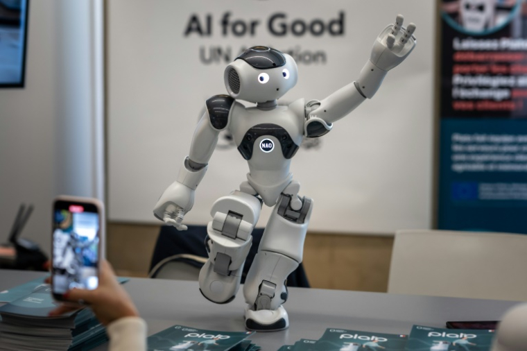 Le robot humanoïde "Nao" sur le stand de la société Aldebaran lors d'un sommet mondial à Genève, le 5 juillet 2023 ( AFP / Fabrice COFFRINI )