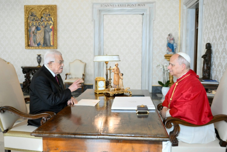Photo prise et diffusée le 6 novembre 2025 par Vatican Media du pape Léon XIV et du président palestinien Mahmoud Abbas (g) lors d'une rencontre au Vatican ( VATICAN MEDIA / Handout )