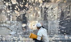 Un conservateur cambodgien inspecte les dégâts causés à un mur du temple de Preah Vihear, dans le nord du Cambodge le 6 février 2026 ( AFP / TANG CHHIN Sothy )