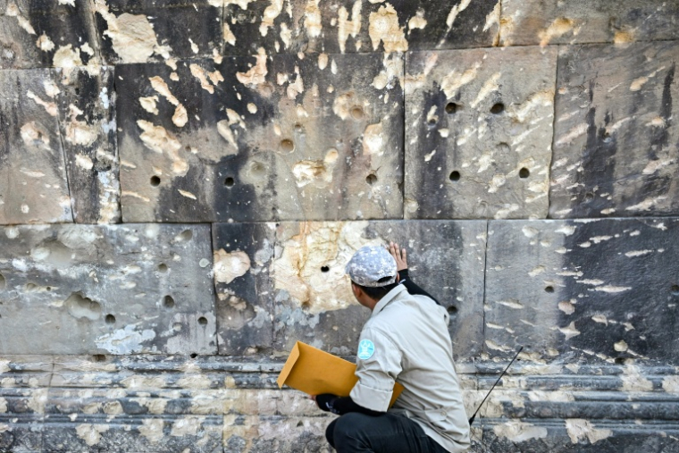 Un conservateur cambodgien inspecte les dégâts causés à un mur du temple de Preah Vihear, dans le nord du Cambodge le 6 février 2026 ( AFP / TANG CHHIN Sothy )