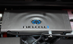 Moteur de la Toyota Mirai, voiture hybride équipée d'une pile à combustion à hydrogène. (© cc Maurizio Pesce)