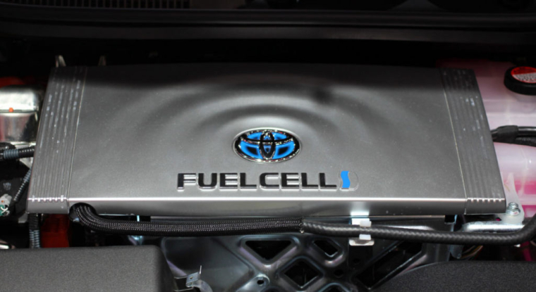 Moteur de la Toyota Mirai, voiture hybride équipée d'une pile à combustion à hydrogène. (© cc Maurizio Pesce)