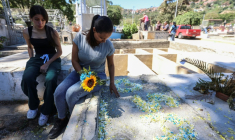 Natividad Martinez, la mère du cadet Saul Pereira, se recueille sur sa tombe, le 18 janvier 2026 à Caracas ( AFP / Pedro MATTEY )