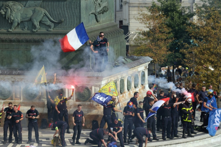 Des pompiers manifestent place de la Bastille à Paris, le 29 septembre 2026 ( AFP / Thomas SAMSON )