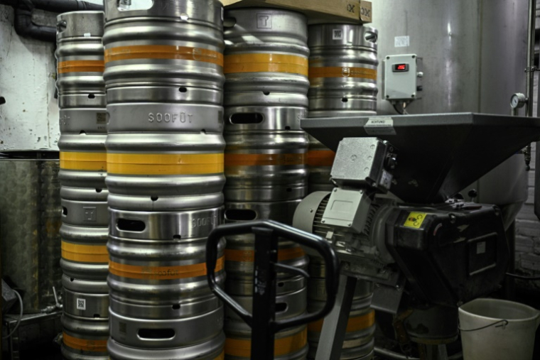 Des fûts de bière stockés dans les locaux de la Brasserie Croix de Chavaux à Montreuil, en Seine-Saint-Denis, le 20 juin 2025 ( AFP / JULIEN DE ROSA )