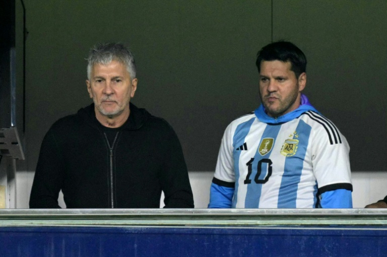 Jorge Messi (g), père et agent de Lionel Messi, avant le match des qualifications pour le Mondial entre l'Argentine et le Pérou le 19 novembre 2024 à La Bomonera à Buenos Aires ( AFP / JUAN MABROMATA )
