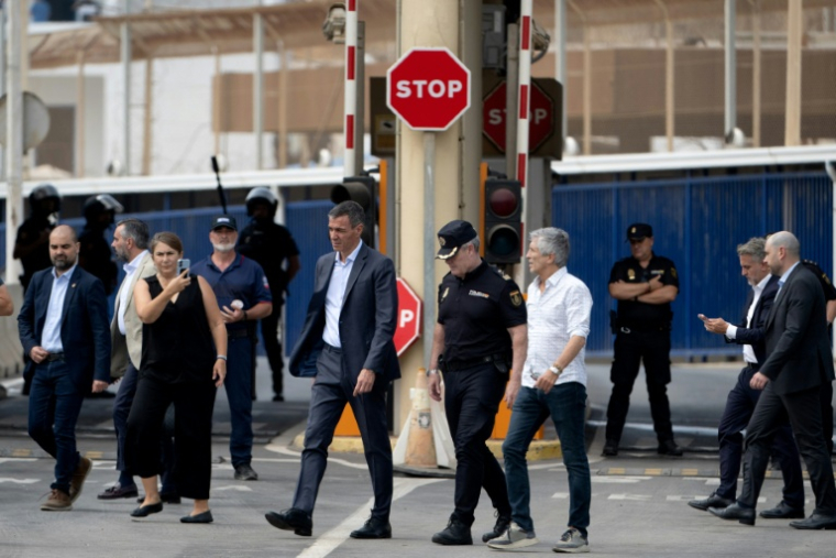 Le premier ministre espagnol Pedro Sanchez (C) et le ministre de Interieur Fernando Grande Marlaska à Ceuta le 31 juillet 2026 ( AFP / JORGE GUERRERO )
