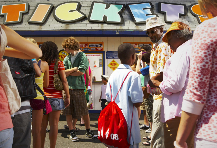 Les parcs d’attractions proposent de plus en plus souvent des coupe-files payants. ( crédit photo : Getty Images )