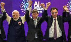 Le Premier ministre indien Narendra Modi (gauche) pose pour une photo de groupe avec des dirigeants d’entreprises d’IA, dont le PDG d’OpenAI Sam Altman (centre) et le PDG d’Anthropic Dario Amodei (droite), lors du sommet dédié à l'IA à New Delhi, le 19 février 2026. ( AFP / Ludovic MARIN )