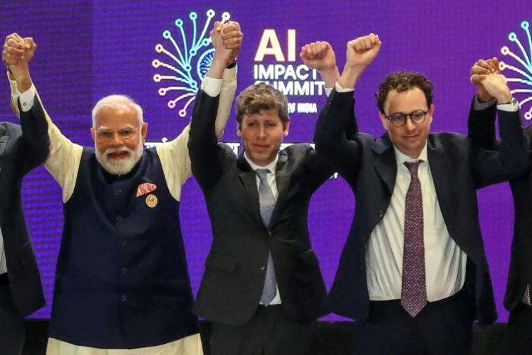 Le Premier ministre indien Narendra Modi (gauche) pose pour une photo de groupe avec des dirigeants d’entreprises d’IA, dont le PDG d’OpenAI Sam Altman (centre) et le PDG d’Anthropic Dario Amodei (droite), lors du sommet dédié à l'IA à New Delhi, le 19 février 2026. ( AFP / Ludovic MARIN )