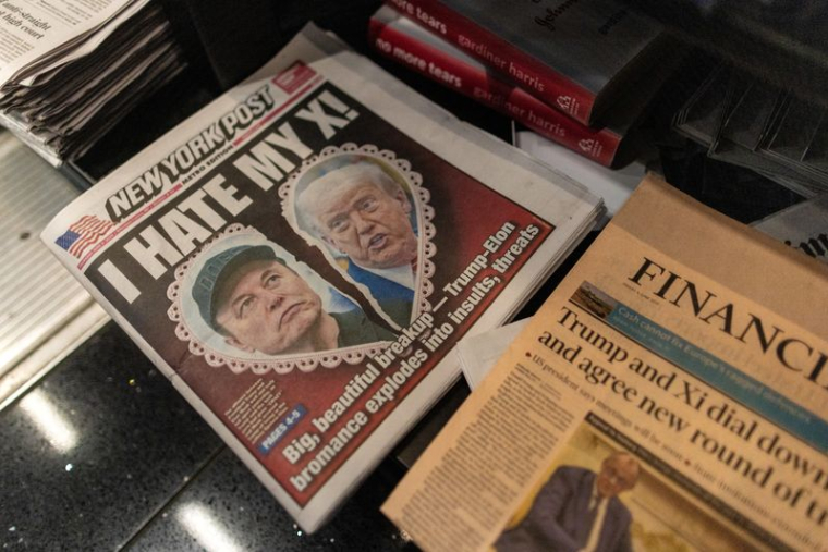Une première page de journal présentant le président américain Donald Trump et Elon Musk à Arlington