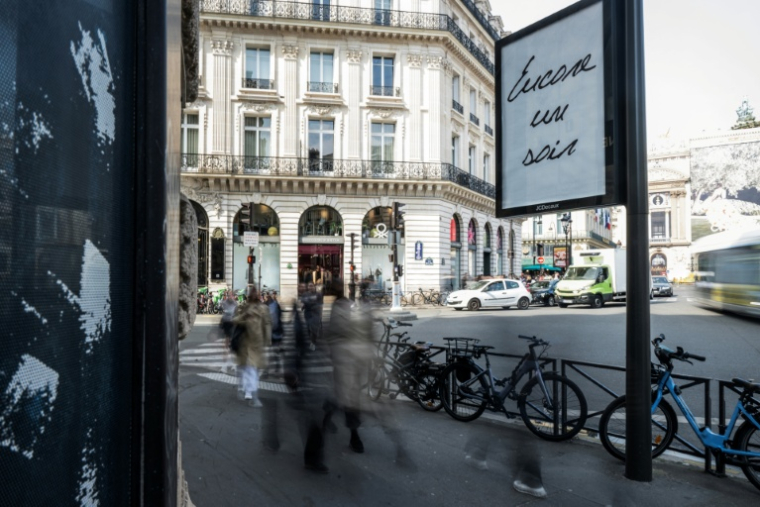 Titre de la chanson "Encore un soir" de Céline Dion affiché dans Paris le 23 mars 2026 ( AFP / Blanca CRUZ )