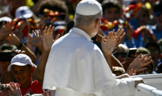 Le pape Léon XIV salué par la foule à son arrivée Place St Pierre, au Vatican, pour une audience du Jubilé, le 6 septembre 2025 ( AFP / Filippo MONTEFORTE )