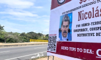 Un panneau sur une autoroute promet une récompense pour aider à arrêter le président Maduro