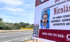 Un panneau sur une autoroute promet une récompense pour aider à arrêter le président Maduro