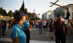 GRÈCE: DES MILLIERS DE MANIFESTANTS PROTESTENT CONTRE LA VACCINATION ANTI-COVID