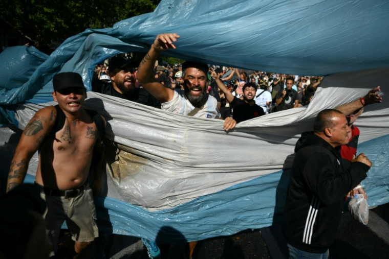 Des manifestants protestent devant le bâtiment du Parlement, où la réforme du travail du président argentin Javier Milei sont débattues, à Buenos Aires, le 19 février 2026 ( AFP / Luis ROBAYO )
