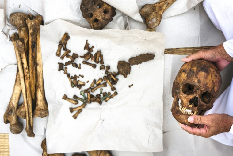 Un volontaire thaïlandais nettoie des ossements humains pour la cérémonie du Lang Pacha au cimetière de Khao Lom Kwang, dans la province thaïlandaise de Lopburi, le 25 mars 2025 ( AFP / Chanakarn Laosarakham )