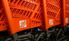 Des logos sont affichés sur des chariots de courses dans un magasin Home Depot