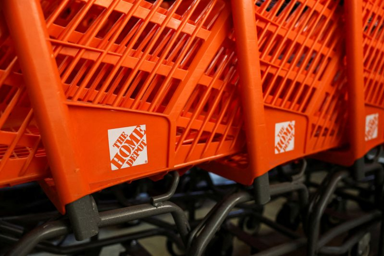 Des logos sont affichés sur des chariots de courses dans un magasin Home Depot