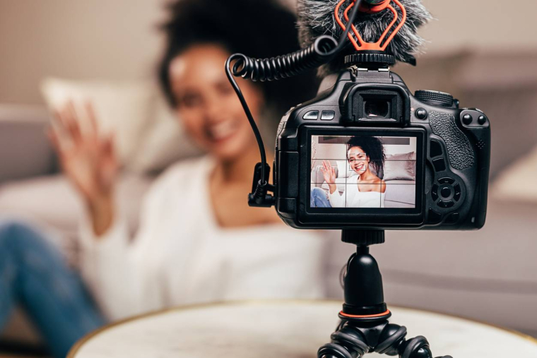Une loi pour surveiller les influenceurs et leurs pratiques-iStock-Youngoldman