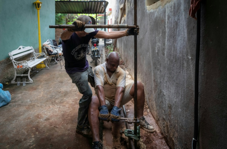 Des artisans creusent un puits à la main dans la cour d'un restaurant à Matanzas, Cuba, le 2 octobre 2026 ( AFP / STRINGER )
