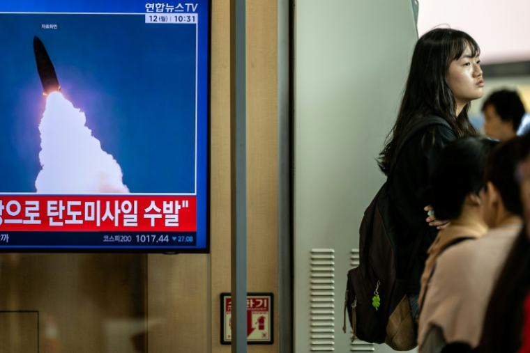 Un écran dans une gare de Séoul diffuse des images d'un essai de missile nord-coréen, le 12 octobre 2026 ( AFP / Philip FONG )