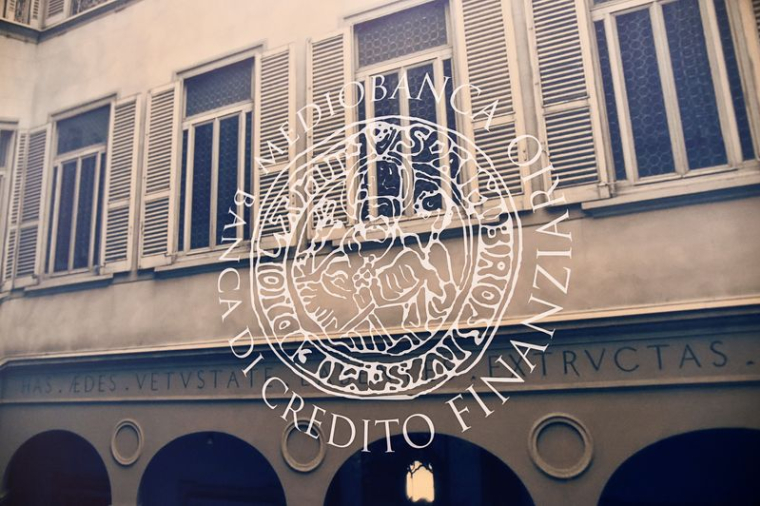 Logo de Mediobanca au siège de l'entreprise à Milan