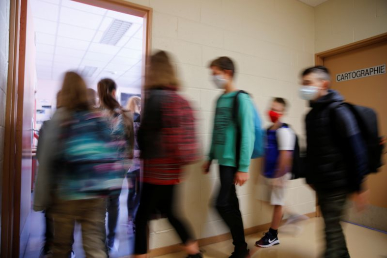 VACCINER DES ENFANTS POURRAIT DEVENIR NÉCESSAIRE, DIT FISCHER