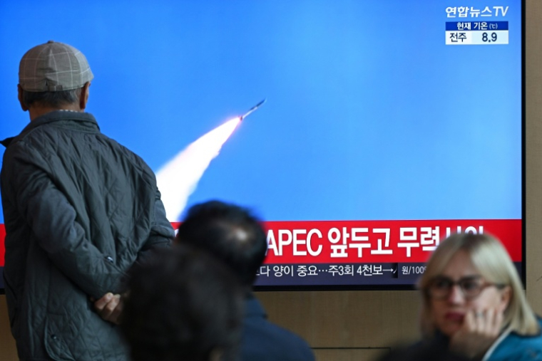 Un écran de télévision diffuse un journal télévisé avec des images d'archives d'un test de missile nord-coréen, dans une gare de Séoul, le 22 octobre 2025 en Corée du Sud ( AFP / Jung Yeon-je )
