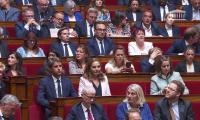 "vous avez le pouvoir de renverser le gouvernement", pas "d'effacer le réel" (Bayrou)