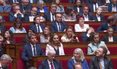 "vous avez le pouvoir de renverser le gouvernement", pas "d'effacer le réel" (Bayrou)