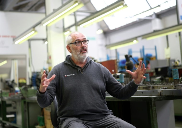 Rowan Crozier, patron de Brandauer, qui fabrique minuscules composants métalliques, lors d'un entretien avec l'AFP à Birmingham, le 11 juin 2026 ( AFP / Darren Staples )