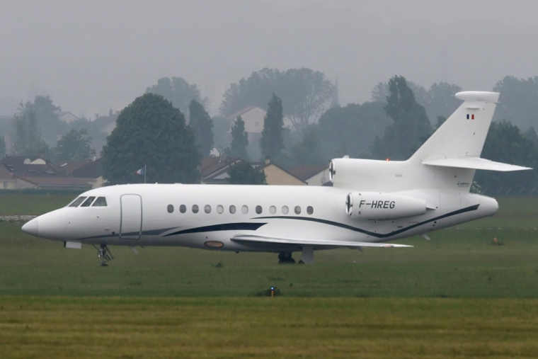 L'avion ramenant les cinq Français évacués du navire MV Hondius, où a été détecté un foyer d'hantavirus, à son arrivée à l'aéroport du Bourget, près de Paris, le 10 mai 2026 ( AFP / Xavier GALIANA )