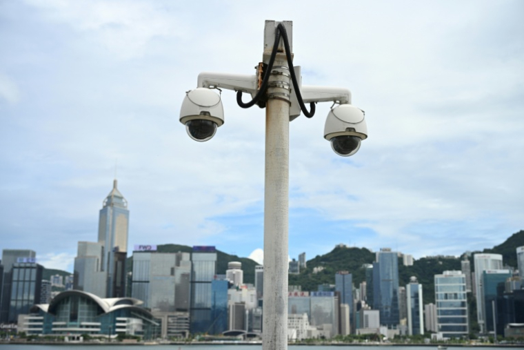 Des caméras de surveillance à Hong Kong, le 20 juin 2025 ( AFP / Peter PARKS )