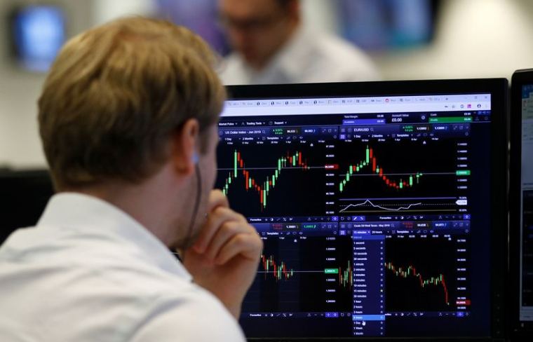 Un trader à son bureau chez CMC Markets