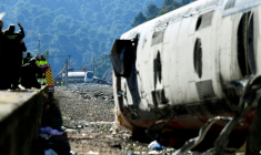 Un train à grande vitesse Iryo qui a déraillé et percuté un autre train (en arrière-plan) à Adamuz, dans le sud de l'Espagne, le 20 janvier 2026 ( AFP / CRISTINA QUICLER )