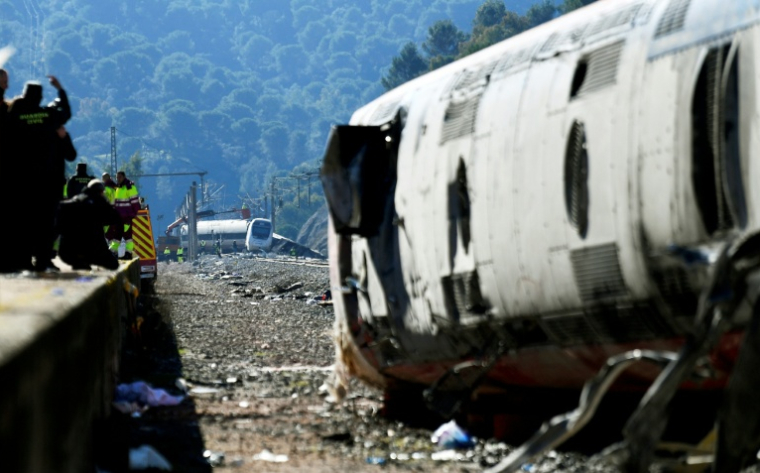 Photo prise le 20 janvier 2026 montrant un train à grande vitesse qui a déraillé et heurté un autre convoi (à l’arrière-plan) deux jours plus tôt, à Adamuz, dans le sud de l’Espagne ( AFP / CRISTINA QUICLER )